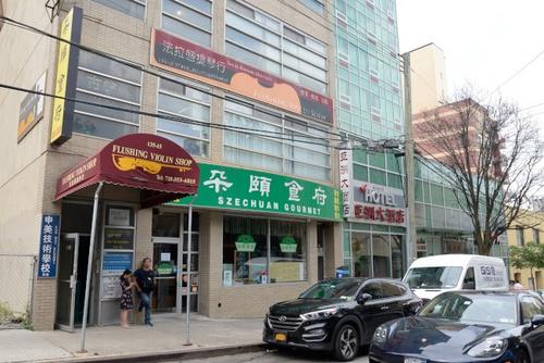 中國僑網(wǎng)“朵頤食府”貼出內(nèi)部裝潢告示,外傳老板已把店轉(zhuǎn)讓。(美國《世界日報》/朱澤人 攝)