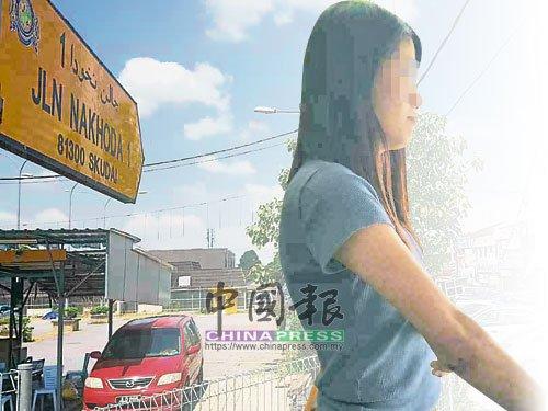中國(guó)僑網(wǎng)掠奪案在士姑來(lái)皇后花園納哥打1路發(fā)生。右圖:黃燕玲試圖與掠奪匪拉扯搶回手提包,結(jié)果跌倒在大路,,手腳膝部皆擦傷,。(馬來(lái)西亞《中國(guó)報(bào)》)