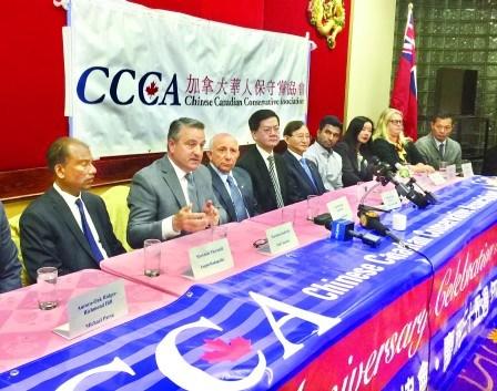 中國僑網(wǎng)加拿大大多倫多地區(qū)代表安省進步保守黨出戰(zhàn)的多名候選人,,出席由加拿大華人保守黨系會召開的新聞會,。(加拿大《明報》圖片)