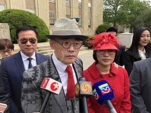 中國(guó)僑網(wǎng)周立波和妻子胡潔在庭審結(jié)束后開心接受采訪,。(美國(guó)《世界日?qǐng)?bào)》/朱蕾 攝)