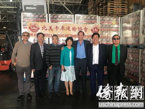 中國僑網(wǎng)2018年5月,,參政議政意識已經(jīng)很強的北美卡車協(xié)會組織活動,,支持加州總檢察長候選人之一,、關(guān)注華裔社區(qū)的艾瑞克·爾利競選,。圖為卡車協(xié)會會長關(guān)逾(右起2)及協(xié)會主要成員與爾利(右起3)合影。(美國《僑報》/章寧 攝)