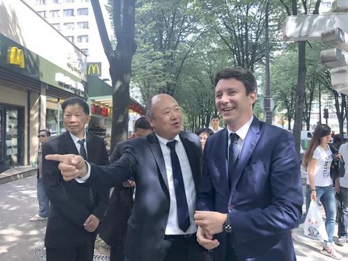 中國(guó)僑網(wǎng)格里沃(右)在陳文雄(中),、吳武華(左)等陪同下考察13區(qū),。(《歐洲時(shí)報(bào)》微信公眾號(hào))