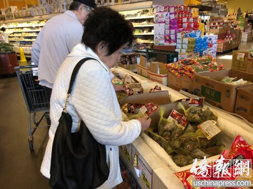 中國僑網(wǎng)華裔居民正在超市選購粽子。美國《僑報》 王旖涵攝