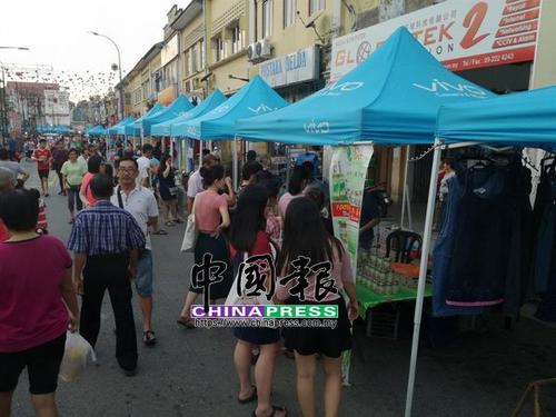 中國僑網文化街的販商自行開檔營業(yè),。(馬來西亞《中國報》)