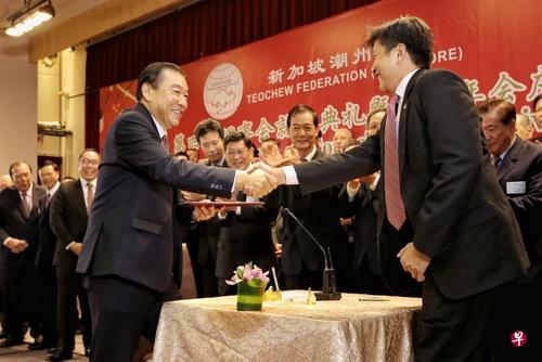 中國僑網(wǎng)新加坡潮州總會會長謝楚明(左)率領(lǐng)第四屆理事會全體理事宣誓就職后,與見證儀式的主賓總理公署部長黃志明(右)握手,。(新加坡《聯(lián)合早報》/徐穎荃 攝)