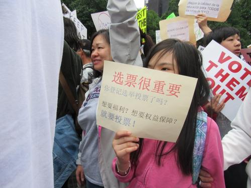 中國僑網(wǎng)孩童舉著“選票很重要”的牌子參加示威游行,。(美國《世界日報(bào)》/顏嘉瑩 攝)