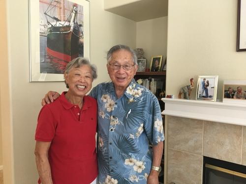 中國(guó)僑網(wǎng)譚卓?jī)x和太太Loretta在圣地亞哥家中接受采訪。(美國(guó)《世界日?qǐng)?bào)》/王全秀子攝)
