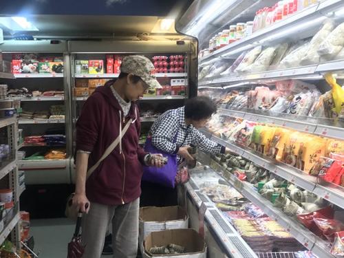 中國僑網(wǎng)端午節(jié)前各家超市的粽子熱銷,。(美國《世界日報》/ 牟蘭 攝)