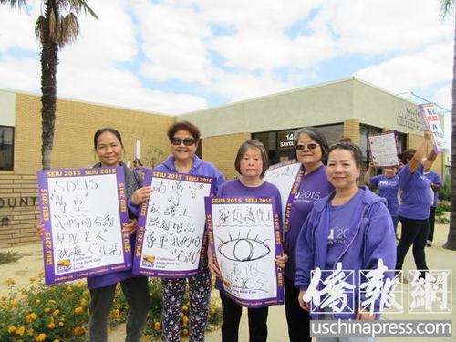 中國僑網(wǎng)華裔家庭護(hù)理工舉牌要求縣政委員兌現(xiàn)承諾,。(美國《僑報(bào)》/翁羽 攝)