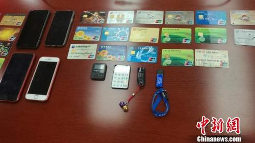 中國僑網(wǎng)警方收繳的涉案物品,?!∩驊c紅 攝