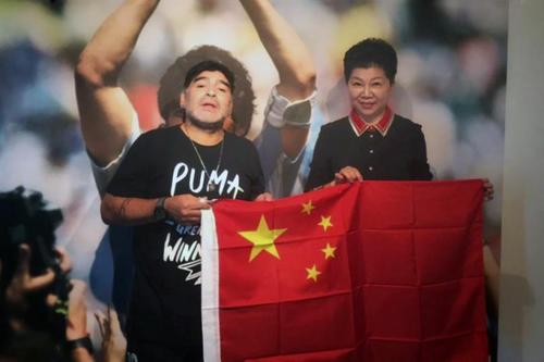 中國僑網(wǎng)唐清慧女士攜手世界球王馬拉多納先生助力中國足球事業(yè)發(fā)展,。 受訪者供圖