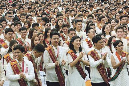 中國僑網(wǎng)6月24日,,菲律賓國立大學舉行畢業(yè)典禮,共有29人以最高榮譽畢業(yè),,其中至少包括9名華人學子,。(菲律賓《世界日報》)
