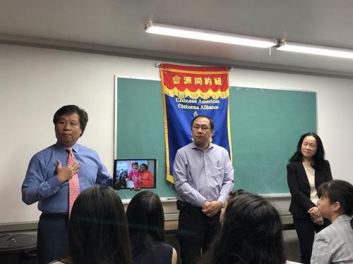 中國僑網(wǎng)李宗保(左一),、李立民(左二),、陳慧華(右一)講述特殊高中考試重要性,。(美國《世界日報(bào)》/金春香 攝)