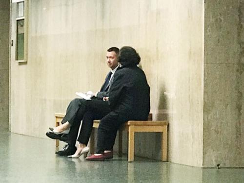 中國僑網(wǎng)2016年金光黨騙案78歲受害華婦(右)在初審中作證,,圖為她在庭外與調(diào)查人員談話,。(美國《世界日報》/李秀蘭 攝)