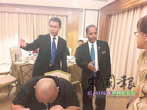 中國僑網(wǎng)陳泓賓(左)引領(lǐng)古拉會(huì)見媒體,,并在會(huì)上講話。(馬來西亞《中國報(bào)》)