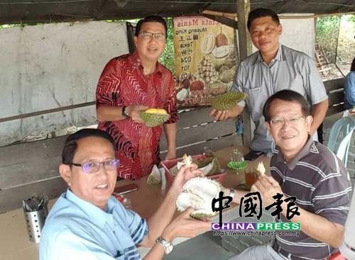 中國僑網(wǎng)眾馬華領(lǐng)袖下鄉(xiāng)訪小園主給予鼓勵(lì),。(馬來西亞《中國報(bào)》)