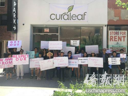中國僑網(wǎng)森林小丘華裔民眾示威抗議醫(yī)用大麻店選址不當,。(美國《僑報》/張晶 攝)
