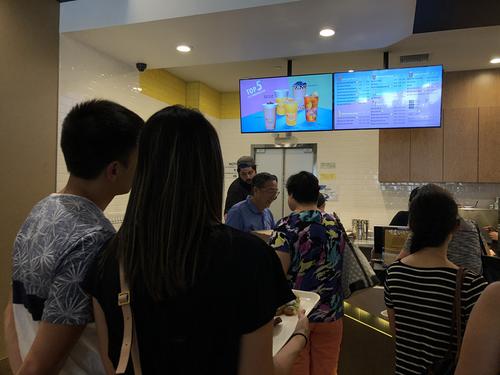 中國僑網(wǎng)高溫持續(xù)破百,冰品店排起長隊(duì),。(美國《世界日?qǐng)?bào)》/王千惠 攝)