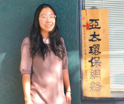 中國(guó)僑網(wǎng)美國(guó)奧克蘭亞太環(huán)保網(wǎng)絡(luò)小區(qū)組織員何晶晶說(shuō),特朗普的反移民政策倒行逆施,,華人應(yīng)勇敢站出來(lái)發(fā)聲反對(duì),。(美國(guó)《世界日?qǐng)?bào)》/劉先進(jìn) 攝)