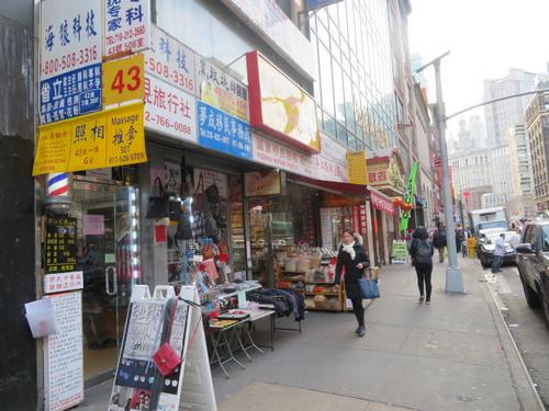 中國僑網(wǎng)華埠東百老匯的街頭已不如早年熱鬧,。(圖片來源:美國《世界日報(bào)》/陳小寧攝)