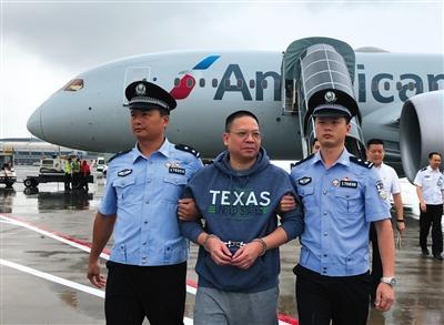 中國(guó)僑網(wǎng)7月11日,,在北京首都機(jī)場(chǎng),,許超凡(中)被強(qiáng)制遣返回國(guó)。新華社記者 殷剛 攝
