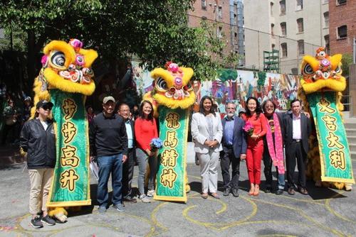 中國僑網(wǎng)舊金山市政官員出席黃顯護(hù)游樂場的動(dòng)工儀式。(美國《世界日?qǐng)?bào)》/李晗 攝)