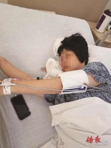 中國僑網(wǎng)被撞傷后正躺在醫(yī)院病床上的華裔干洗店店主陳鳳英。(圖片來源:紐約《僑報》)