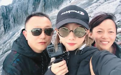 中國僑網(wǎng)留學(xué)路上,,父母的陪伴與支持使韓德敏更加優(yōu)秀,。圖為她暑假回國期間,與爸媽一同攀登玉龍雪山。
