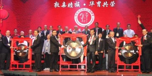 中國僑網(wǎng)陸兆福(左三)及程天送(右三)率領(lǐng)宗親代表們進行鳴鑼儀式。(馬來西亞《星洲日報》)