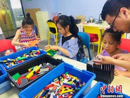中國(guó)僑網(wǎng) 7月21日,在廣西柳州一家培訓(xùn)機(jī)構(gòu),,學(xué)生在搭建積木,。 周瀟男 攝