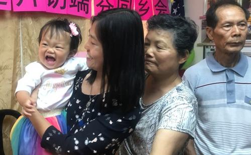 中國僑網(wǎng)劉安兒(左起)、陳佩霞以及劉文健的父母,。(美國《世界日報(bào)》/牟蘭 攝)