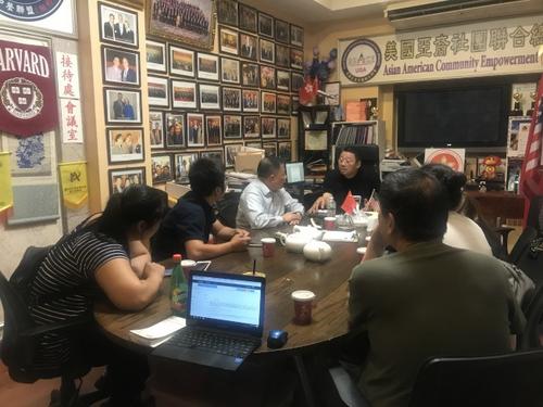 中國僑網(wǎng)周蕊的家人7月31日從新州家事法庭趕回亞總會咨詢周蕊死后賠償事宜,。(美國《世界日報》/牟蘭 攝)