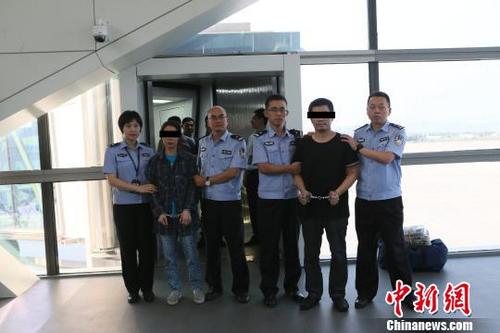 中國僑網(wǎng)佛山警方抓獲潛逃多年的“國際紅通”夫婦 警方供圖 攝