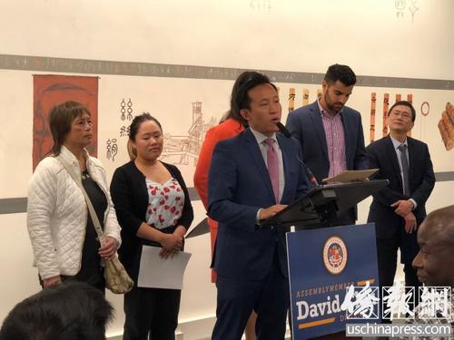 中國僑網(wǎng)邱信福呼吁大家一起發(fā)出反對(duì)聲音,,制止公民身份欄目加入2020人口普查中。(美國《僑報(bào)》/陳勇青 攝)