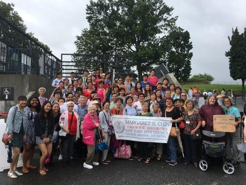 中國僑網(wǎng)紐約市議員陳倩雯與民眾同游總督島,。(《世界日報》記者張筠╱攝影)