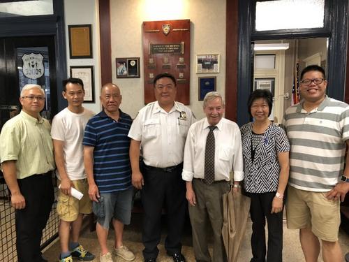 中國僑網紐約華裔民眾積極參與市警62分局打擊犯罪夜活動,,中為陳志杰,;右二為唐鳳巧,、右三為白彼得(Peter Abbate),。(美國《世界日報》╱洪群超 攝)