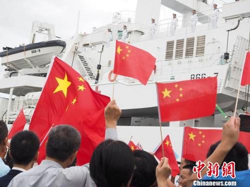 中國(guó)僑網(wǎng)當(dāng)?shù)貢r(shí)間8月9日,在斐濟(jì)蘇瓦港碼頭,,華僑華人揮動(dòng)中斐兩國(guó)國(guó)旗,,為中國(guó)海軍和平方舟醫(yī)院船送行?!〗健z
