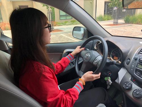 中國僑網陳小姐為了一張駕照,路考屢敗屢戰(zhàn),,一年半后才終于通過。(美國《世界日報》/李榮 攝)