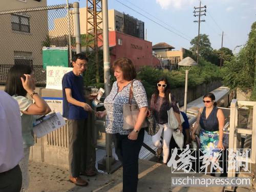 中國(guó)僑網(wǎng)紐約華裔居民聯(lián)盟成員在貝賽火車站進(jìn)行選民登記,。(美國(guó)《僑報(bào)》/王伊琳 攝)