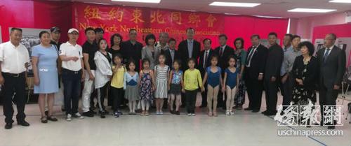 中國僑網(wǎng)紀念“九一八事變”圖片展嘉賓合影,。(美國《僑報》/張晶 攝)