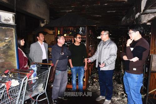 中國僑網(wǎng)領(lǐng)事陳志軍及興化同鄉(xiāng)聯(lián)誼總會成員,前往火災(zāi)超市進(jìn)行慰問,。(阿根廷華人網(wǎng))