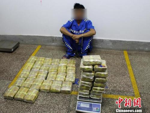 中國僑網(wǎng)抓獲的犯罪嫌疑人和繳獲的毒品?!〕虒氂瘛z