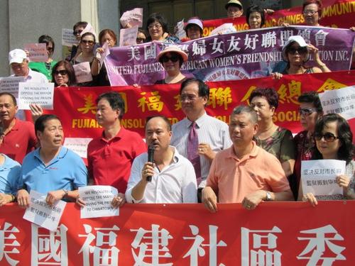 中國僑網(wǎng)余光武(發(fā)言者)認(rèn)為建監(jiān)獄將影響社區(qū)治安,,無論如何華人都應(yīng)該挺身反對,。(美國《世界日報》/顏嘉瑩 攝)