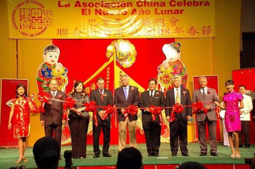 中國僑網(wǎng)資料圖:2006年以來,巴拿馬廣東同鄉(xiāng)聯(lián)誼總會,、巴拿馬華商總會連續(xù)舉辦巴拿馬春節(jié)文化活動,,邀請包括廣東省在內多個文化團組赴巴展演。圖為巴拿馬共和國副總統(tǒng),、巴拿馬立法院院長,、中國駐巴拿馬商代處代表鮑鄂生等應邀出席2008年春節(jié)活動剪彩儀式,。