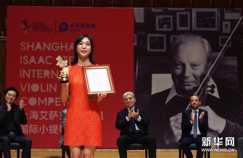 中國僑網(wǎng)9月1日,,美國選手周穎獲得第二屆上海艾薩克·斯特恩國際小提琴比賽第一名。新華社記者 任瓏 攝