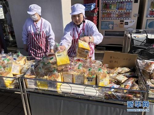 中國僑網(wǎng)9月6日,,在日本北海道伊達市,,因地震導致停電,,超市工作人員在室外銷售物資,。新華社記者鄧敏攝