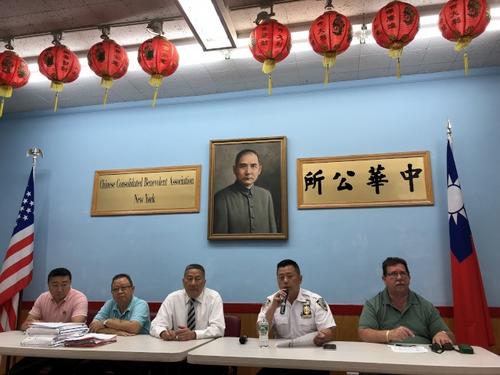 中國僑網紐約市警五分局局長吳銘恒(右二)表示,上月犯罪數量明顯下降,右三為中華公所主席伍銳賢,。(美國《世界日報》/金春香 攝)