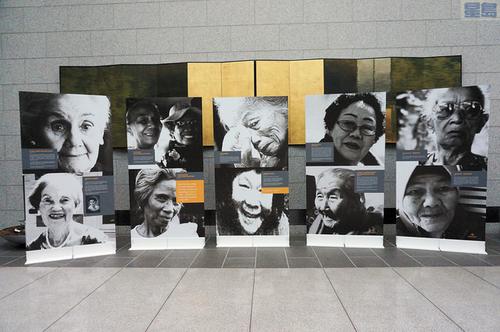 中國僑網(wǎng)12名慰安婦幸存者的照片和簡介在美國舊金山州府大樓展出。(美國《星島日報》/羅雅元 攝)