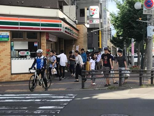 中國僑網(wǎng)一大早大家都來排隊購買物資,。(日本《東方新報》)