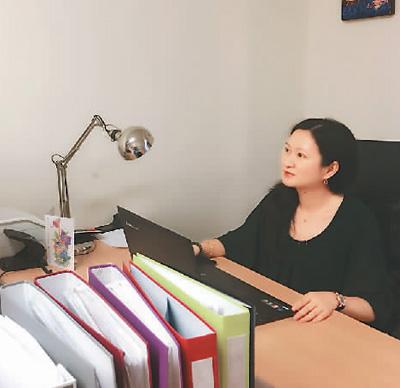 中國僑網(wǎng)圖為梁曼瑜在辦公室,。(照片由梁曼瑜提供)